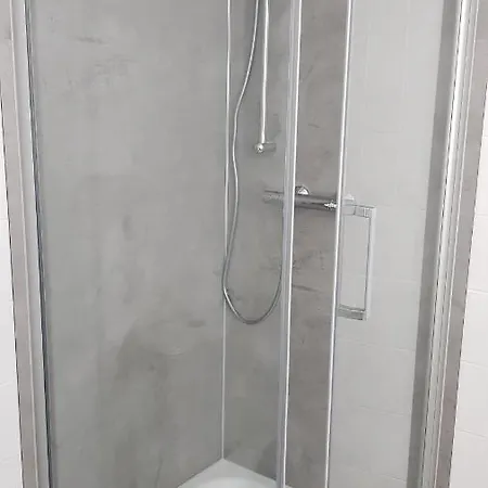 1 شقة *